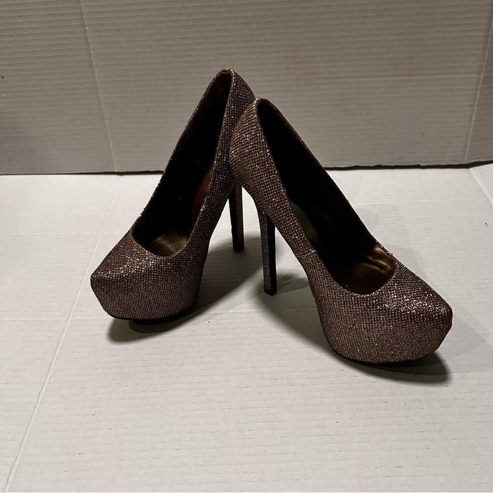 Elegant BRECKELLE’S Gold Glitter High Heels Sz: 5.5